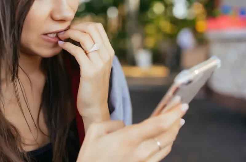 От лжеброкеров до фейковых подарков: как финансовые мошенники обманывают женщин